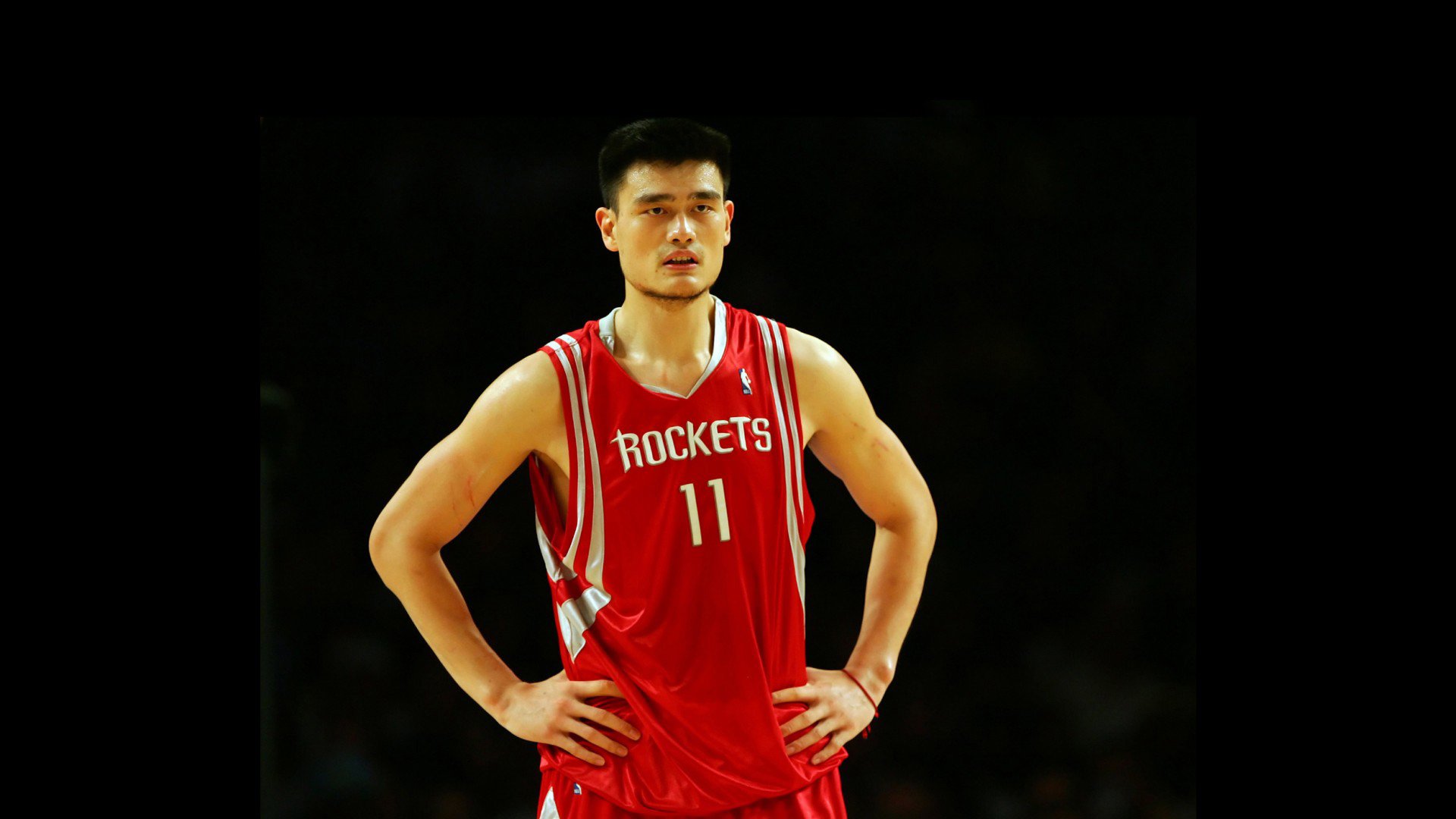 詹姆斯跨界伯纳乌，篮球之神穿上足球靴，皇马主场为他沸腾